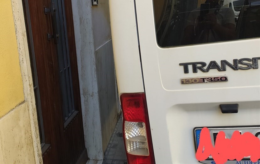 Lo stretto spazio tra le auto e la casa