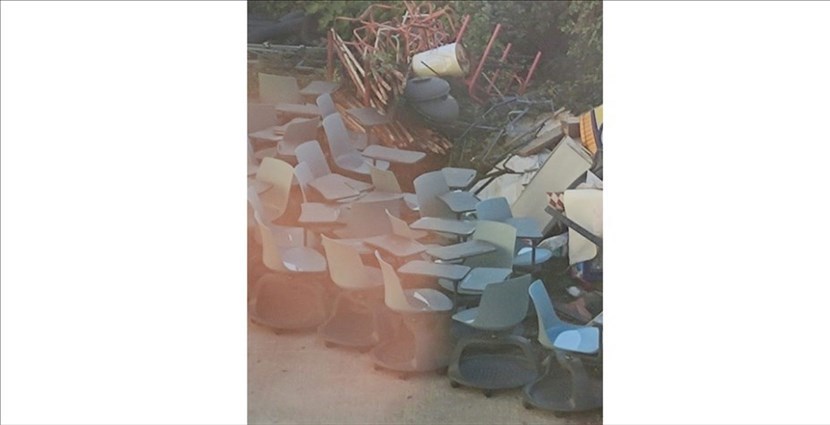 Le sedie ed i banchi con le ruote accatastati a Vicchio