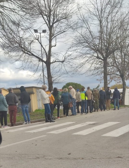 Le persone in fila al Foro Boario