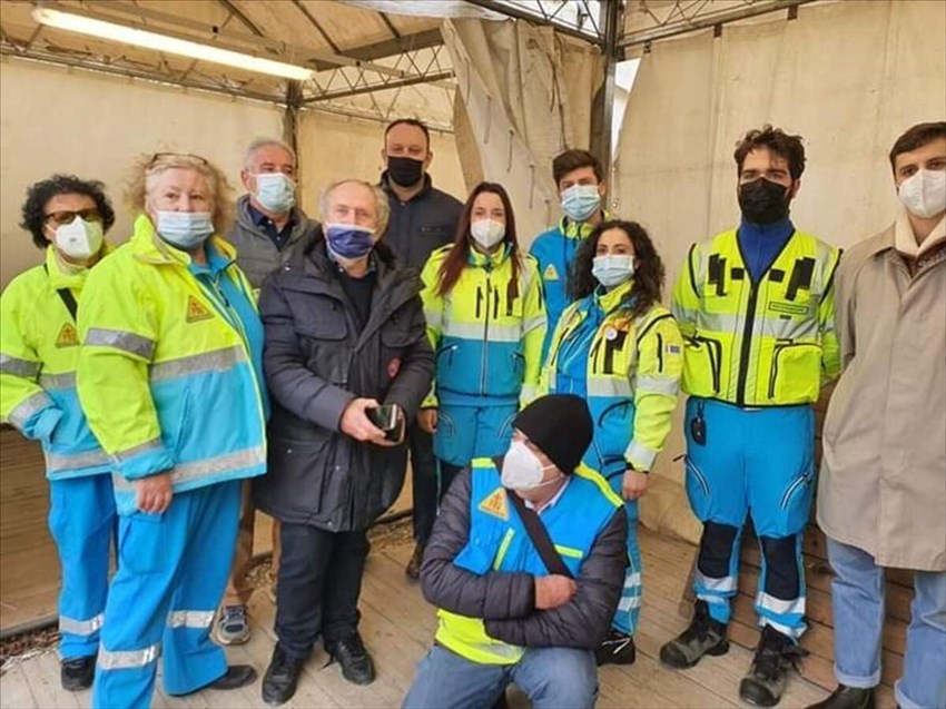 Il sindaco Omoboni con i volontari