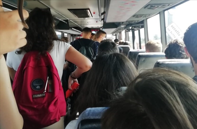 Ragazzi in autobus. Dovranno esibire il green pass