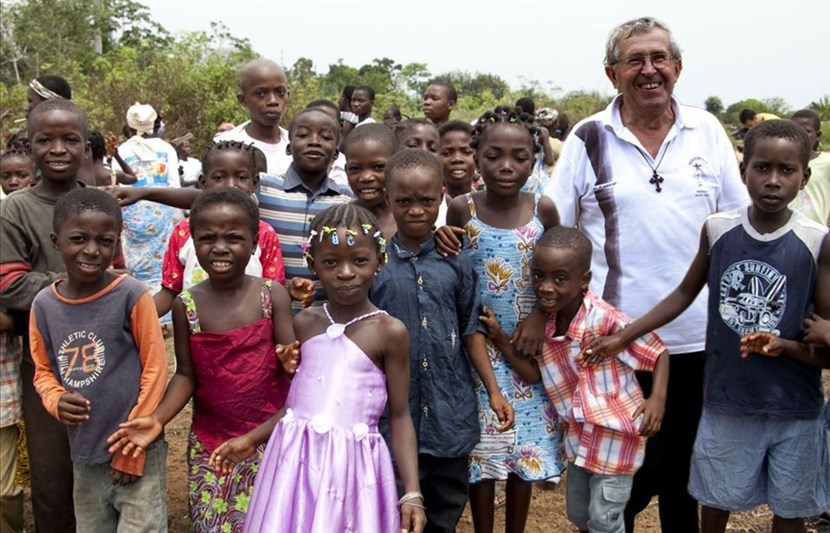 Don Pasquale poggiali attorniato dai suoi ragazzi della Missione.