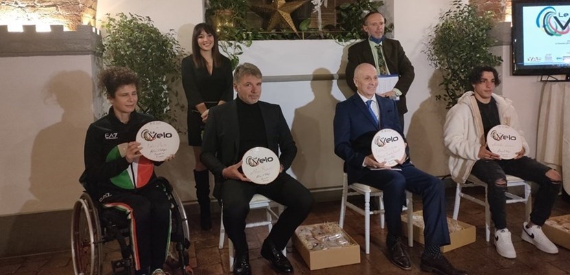 Foto panoramica dopo la premiazione, sul dietro Camilla Bencini e Alessio Barletti, conduttori della serata