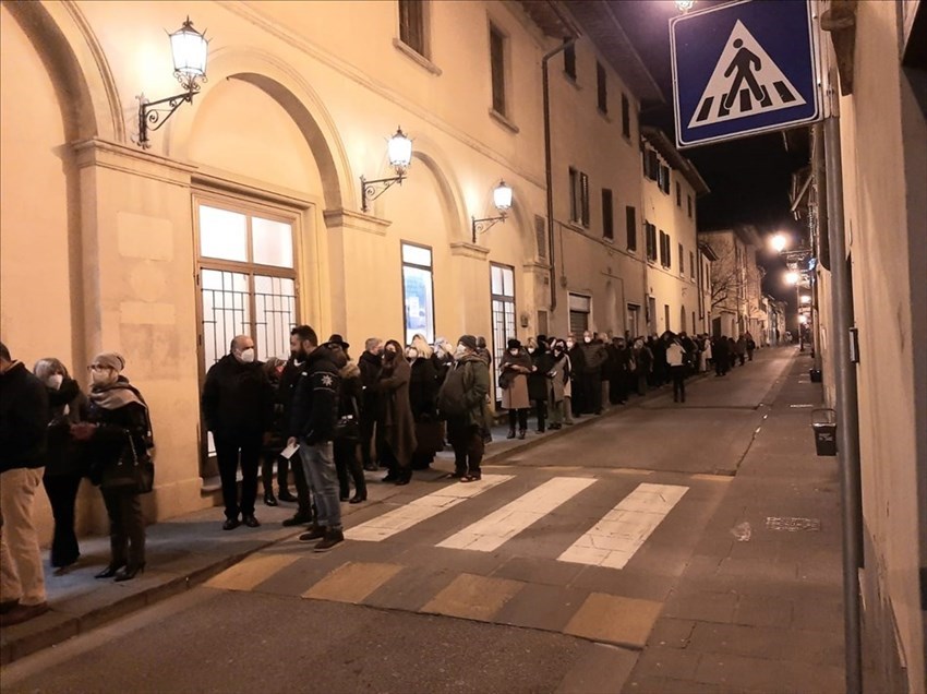 Le persone in coda fuori dal teatro