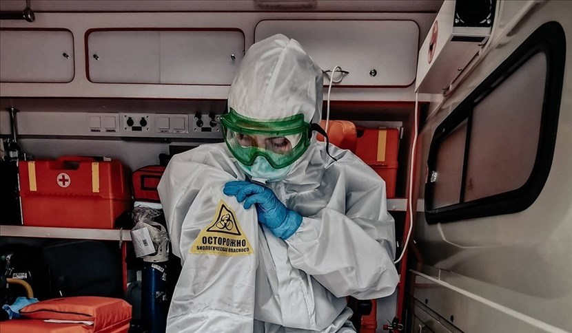 Un soccorritore in un intervento per Covid