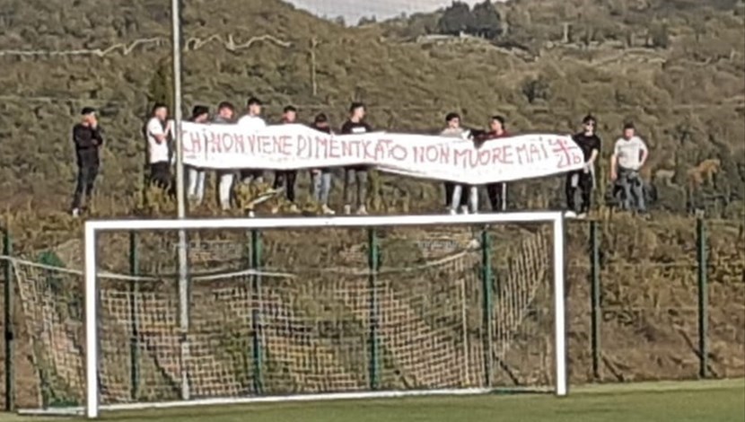 Lo striscione per Luca Baroncelli