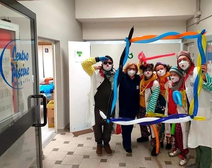 Vaccini bambini. Clown in azione all'hub di Borgo. Foto del giorno