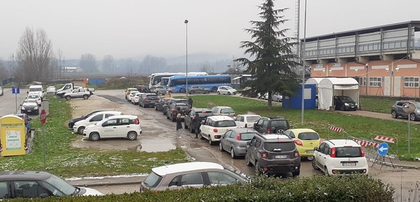 Le auto in fila oggi a Vicchio