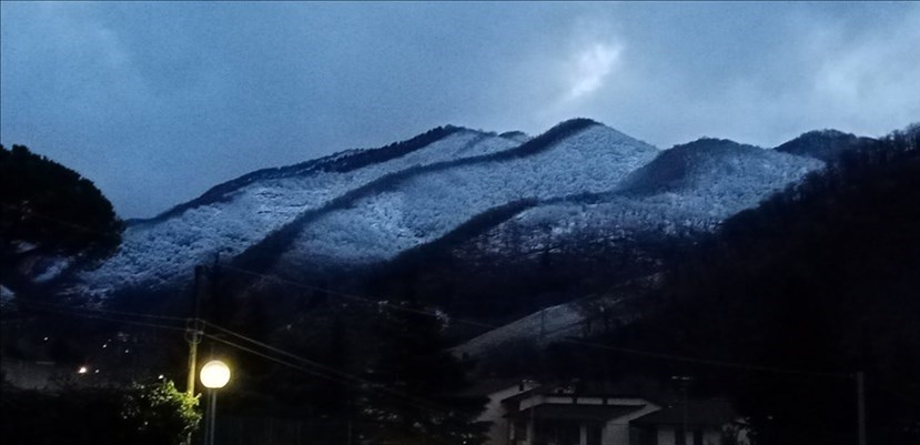 Spruzzata di neve sulle alture del Mugello. Foto del giorno