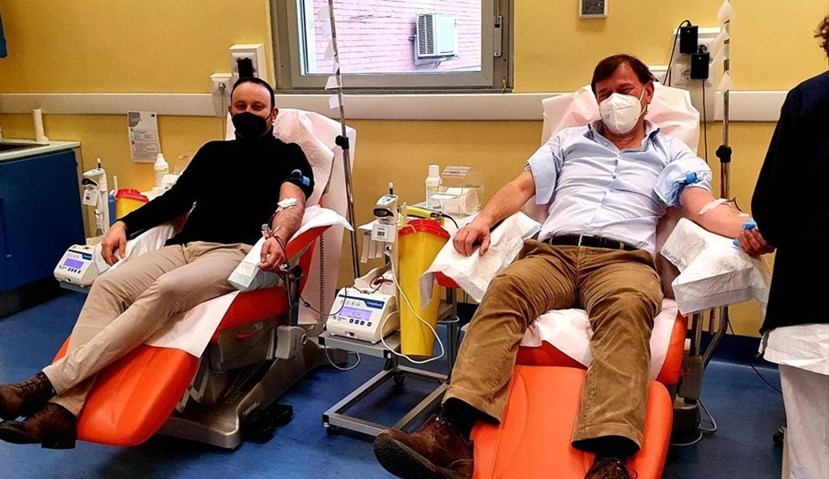Da sinistra Omoboni e Ignesti a donare sangue