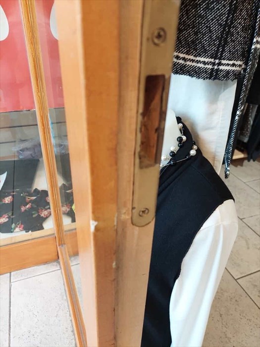 La porta danneggiata