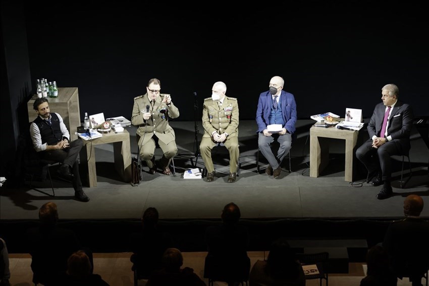 da sx: Matteo Cecchi, Gen. Pietro Tornabene, Gen. Carlo Lamanna, Sindaco di Sestino Franco Dori, Simone Bettini Rosss