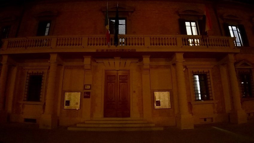 Il palazzo comunale al buio