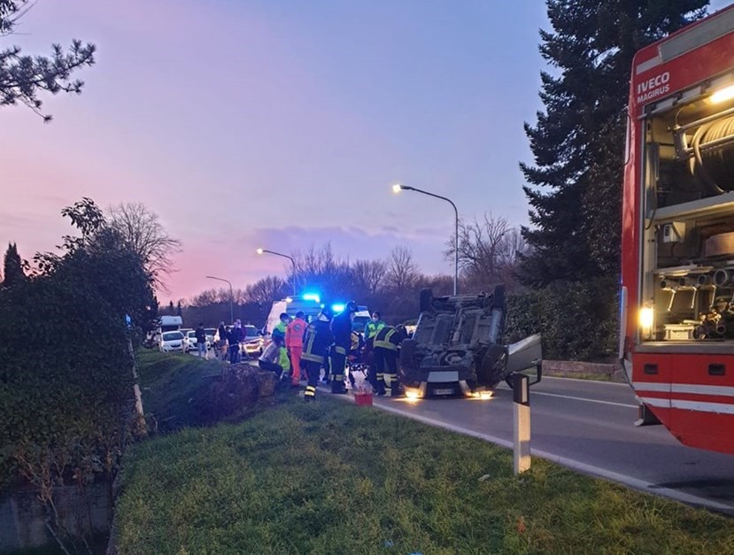 L'auto ribaltata ed i soccorsi