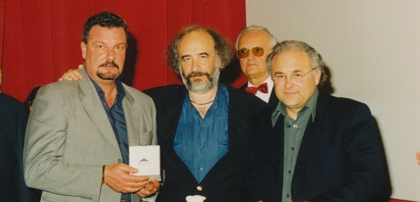 Mauro Bambi primo a sinistra viene premiato in occasione del 90° anniversario dell’A. S. Fortis Juventus 1909.