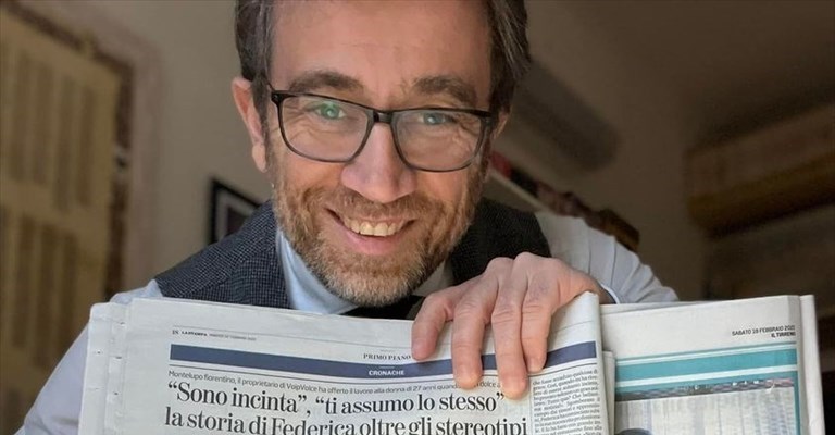 Simone Terreni mostra con orgoglio i giornali che parlano della sua scelta