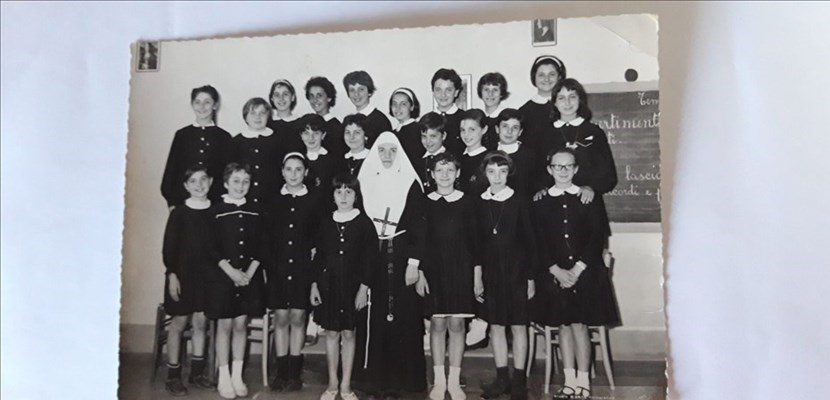 Suor Immacolata con una sua scolaresca