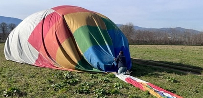 Il pallone mentre viene sgonfiato e ripiegato