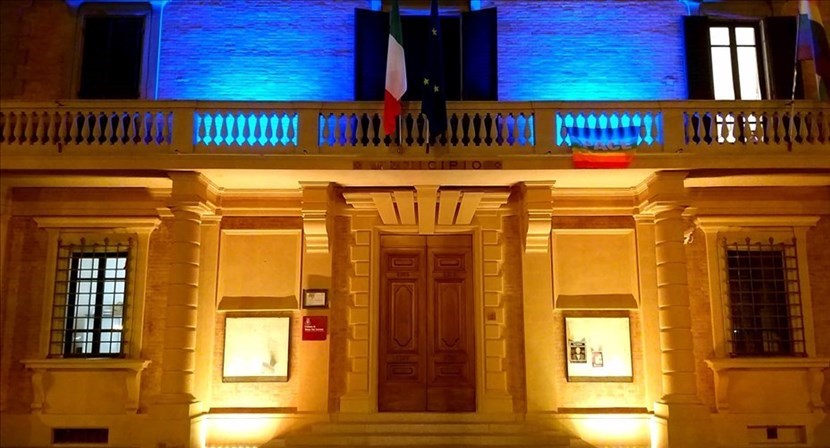 Il Municipio di Borgo illuminato con i colori dell'Ucraina