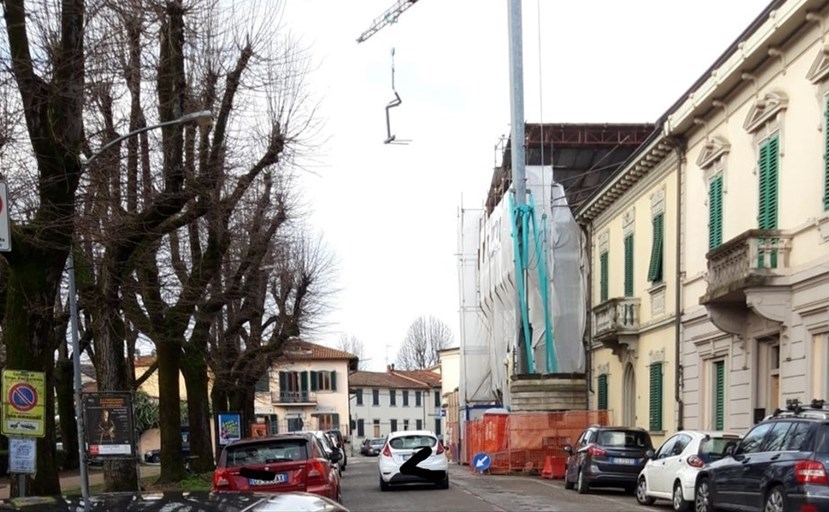 Il braccio della gru in Piazza Dante