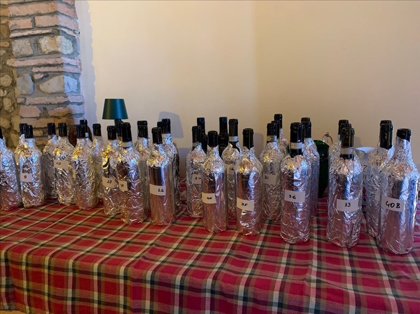 le bottiglie ""bendate"",""Facebook