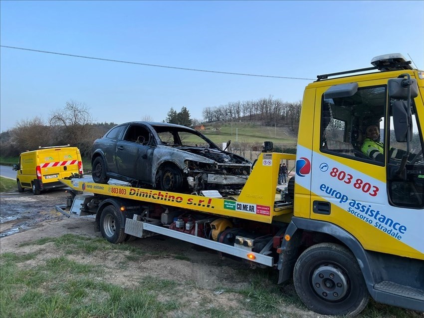 L'auto incendiata