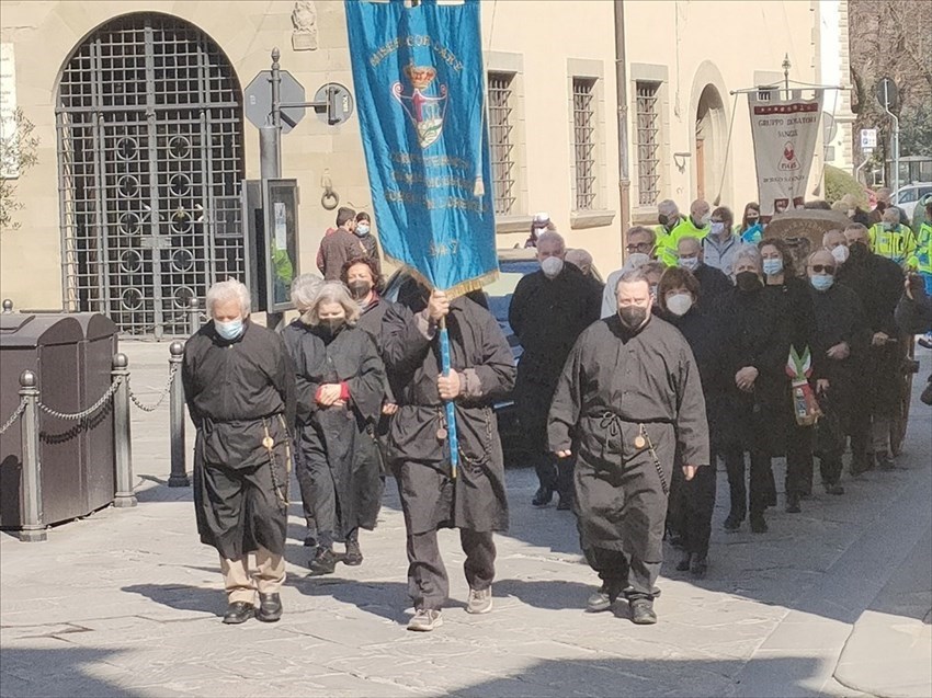 Il corteo si porta nella Pieve di San Lorenzo