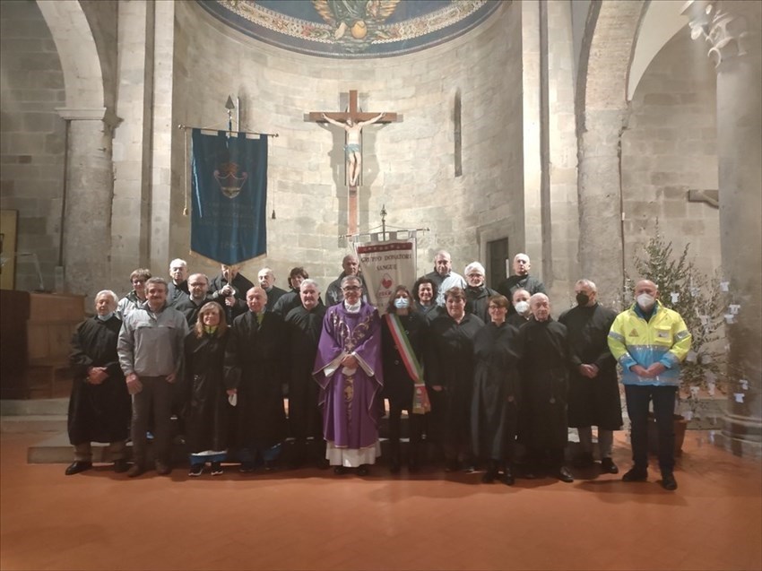 Foto ricordo di alcuni volontari della Misericordia al termine della Santa Messa.