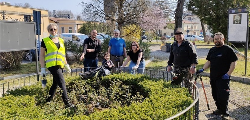 Alcuni soci della Pro Loco al lavoro ai giardini intitolati a Dino e Sibilla.