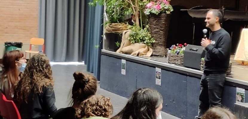 Daniele Cassioli stamani in auditorium con i ragazzi del Chino Chini