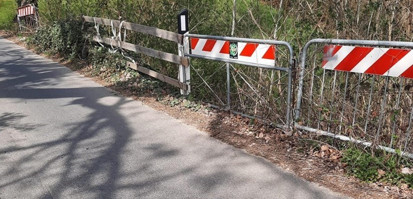 Il ponte sul Muccione e la spalletta sostituita da transenne. ""Da oltre un anno"" dice un lettore