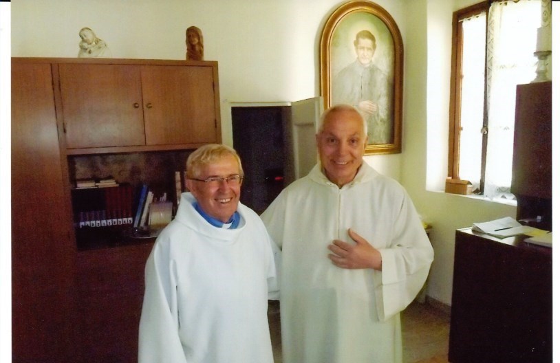 Una simpatica immagine di don Pasquale insieme a Graziano Melara