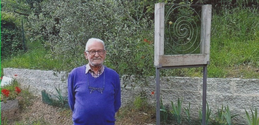 Mario Poggiali nel suo giardinetto vicino ad una sua opera d’arte