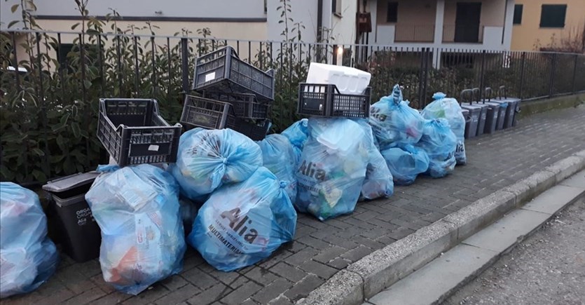 Sacchi plastica porta a porta. Foto di repertorio