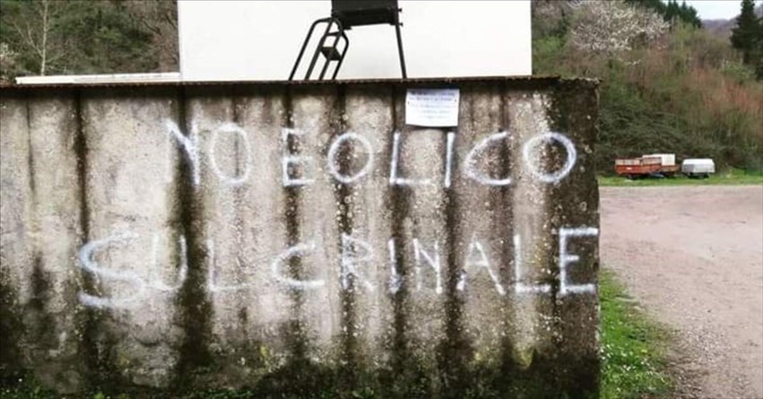 La scritta sul muro del cimitero