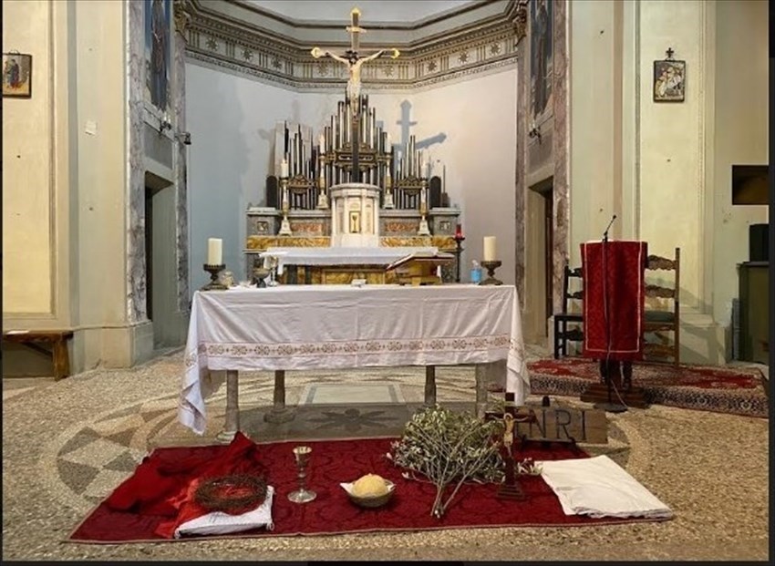 L’Altare della Chiesa di Olmi con i simboli delle domenica delle Palme.