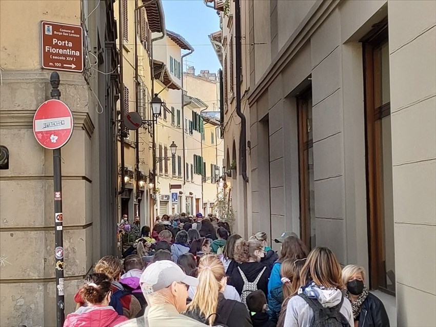 Il corteo della visita delle Sette Chiese entra nell’antica Malacoda.