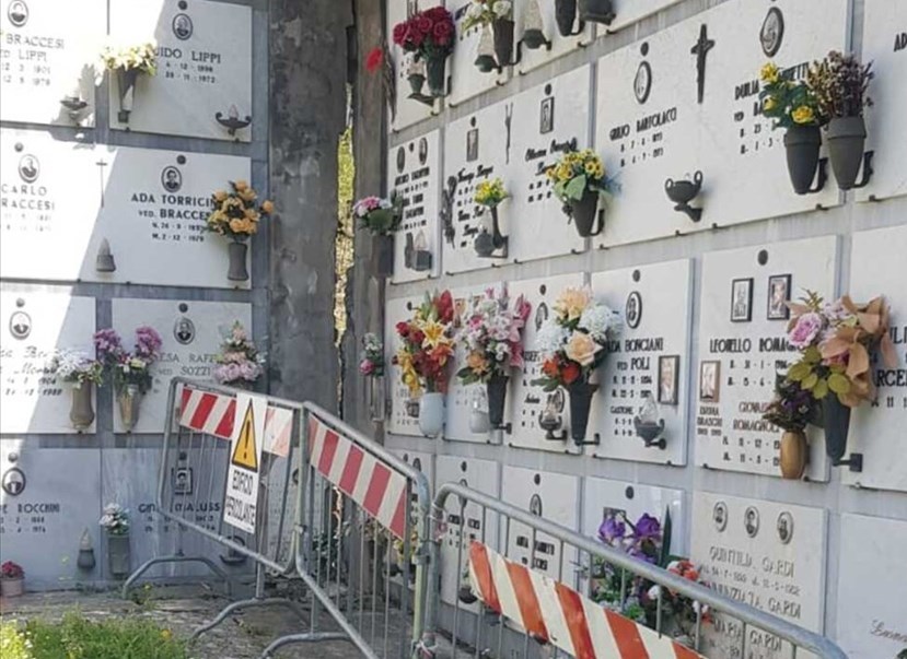 L'area transennata con la crepa