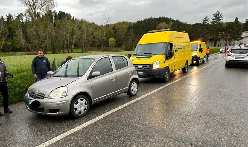L'auto ferma sulla carreggiata