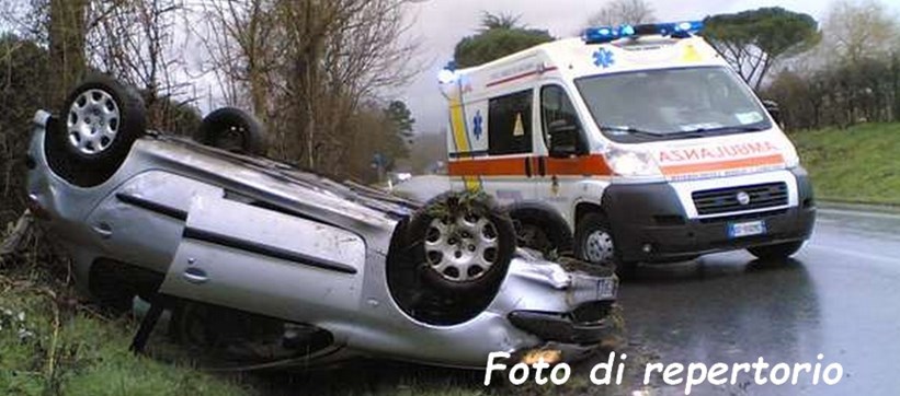 Auto ribaltata. Foto di repertorio