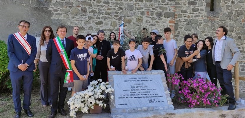 La foto di gruppo con i ragazzi e le autorità