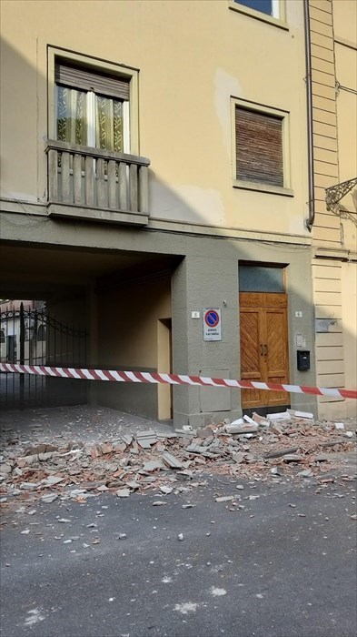 Il cornicione caduto