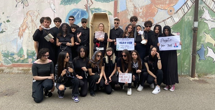 Goliardia mugellana. Prima del diploma gli studenti fanno il funerale alla 5A