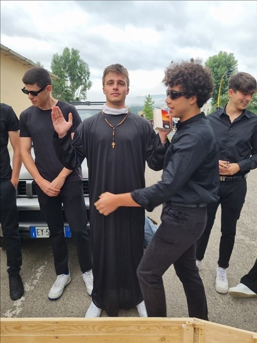 Il funerale alla 5A inscenato dai ragazzi e dalle ragazze