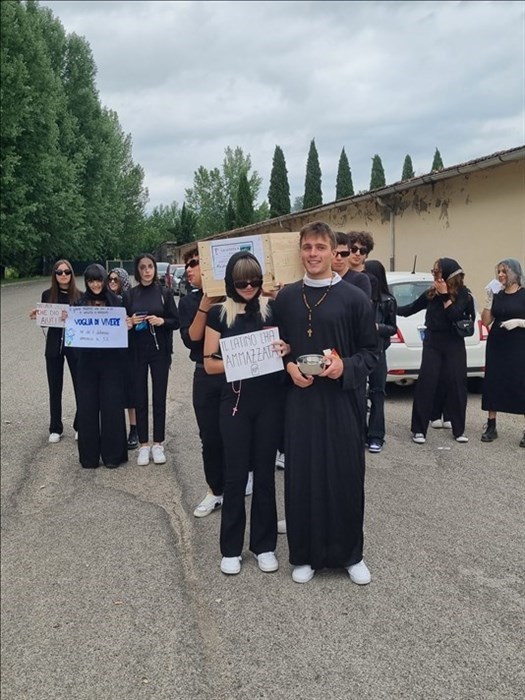 Il funerale alla 5A inscenato dai ragazzi e dalle ragazze