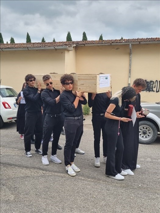 Il funerale alla 5A inscenato dai ragazzi e dalle ragazze