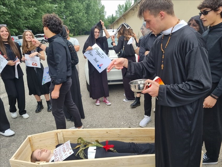 Il funerale alla 5A inscenato dai ragazzi e dalle ragazze