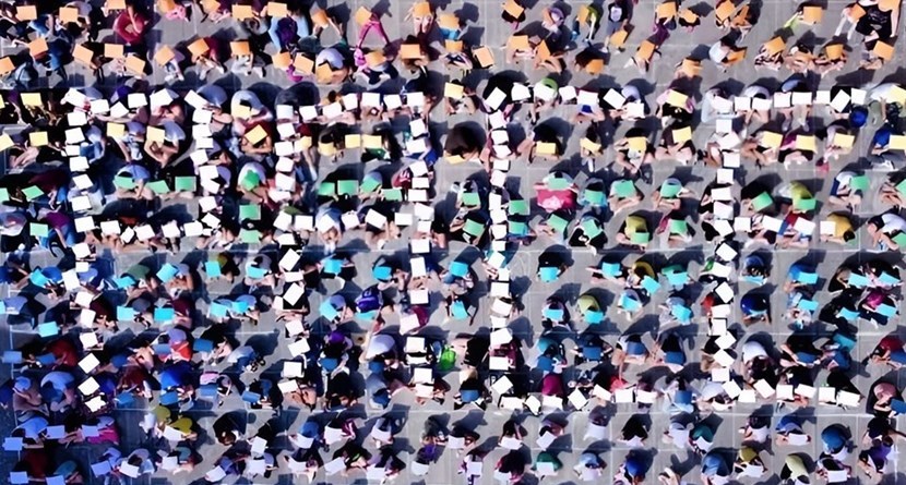 La foto del Flash Mob per la pace di ieri a Firenzuola, con gli alunni delle scuole