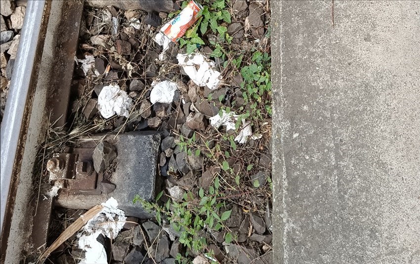 Carta igienica (?) sui binari a Borgo. Lettera di un lettore