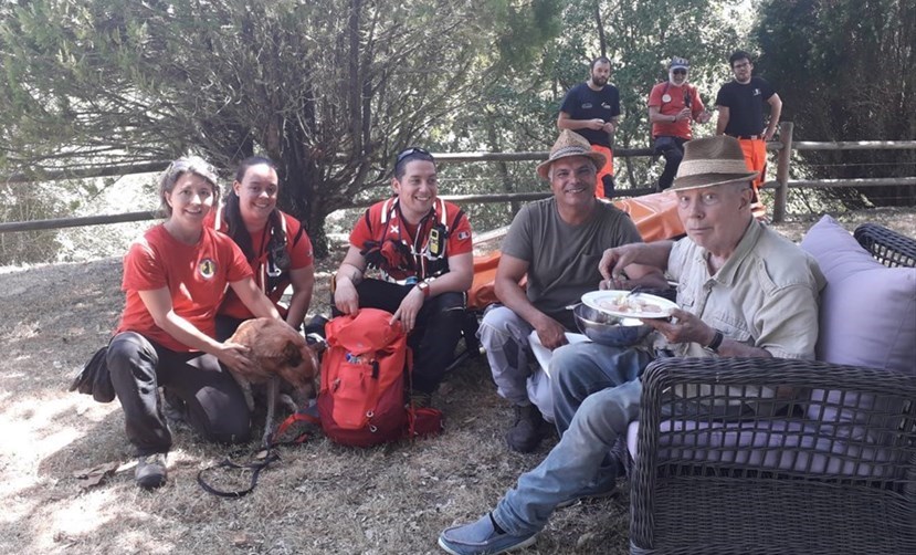 Lieto fine in Val di Strulla. La foto dell'uomo ritrovato con i suoi soccorritori